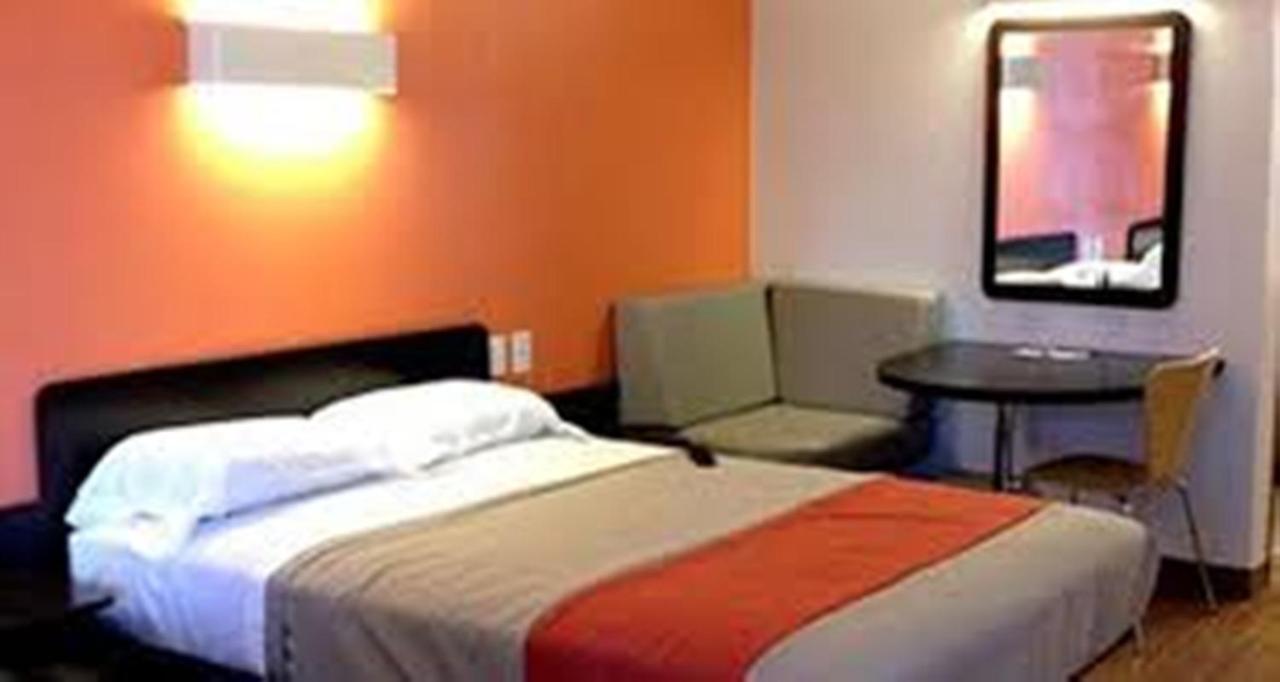 Hotel 6-brownsville, Tx North 2*